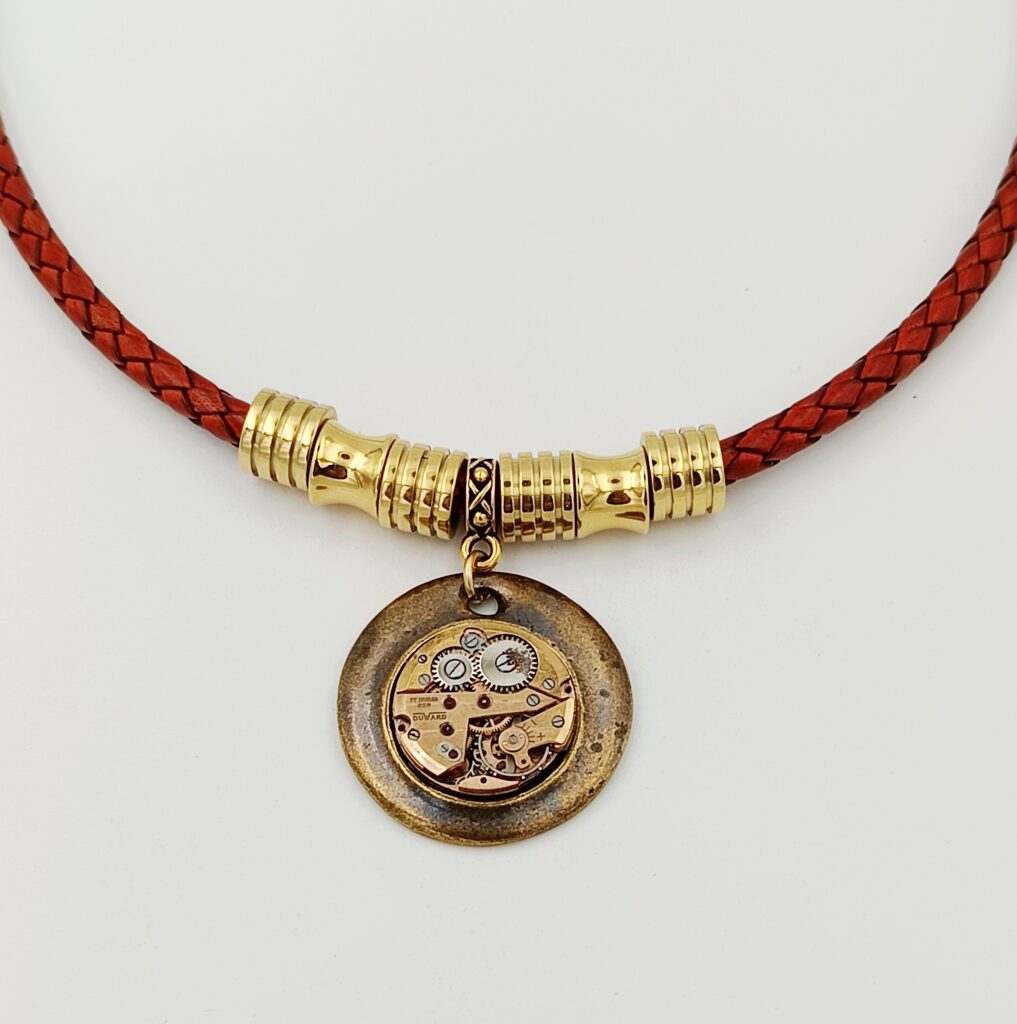 Collier cuir bronze mécanisme montre suisse rubis