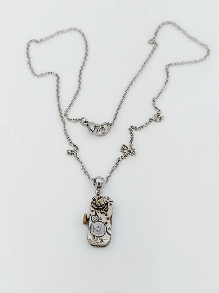 Collier mécanisme montre suisse