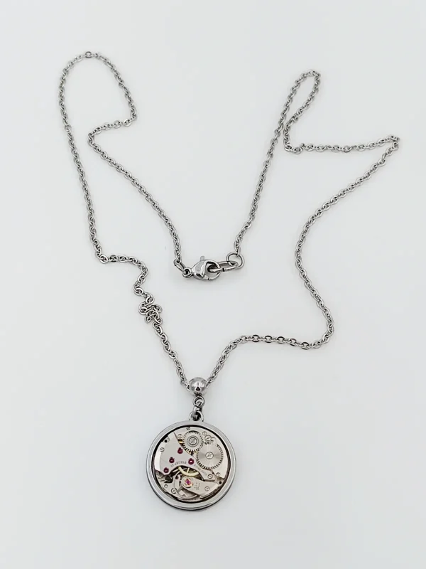 Collier mouvement montre suisse rubis