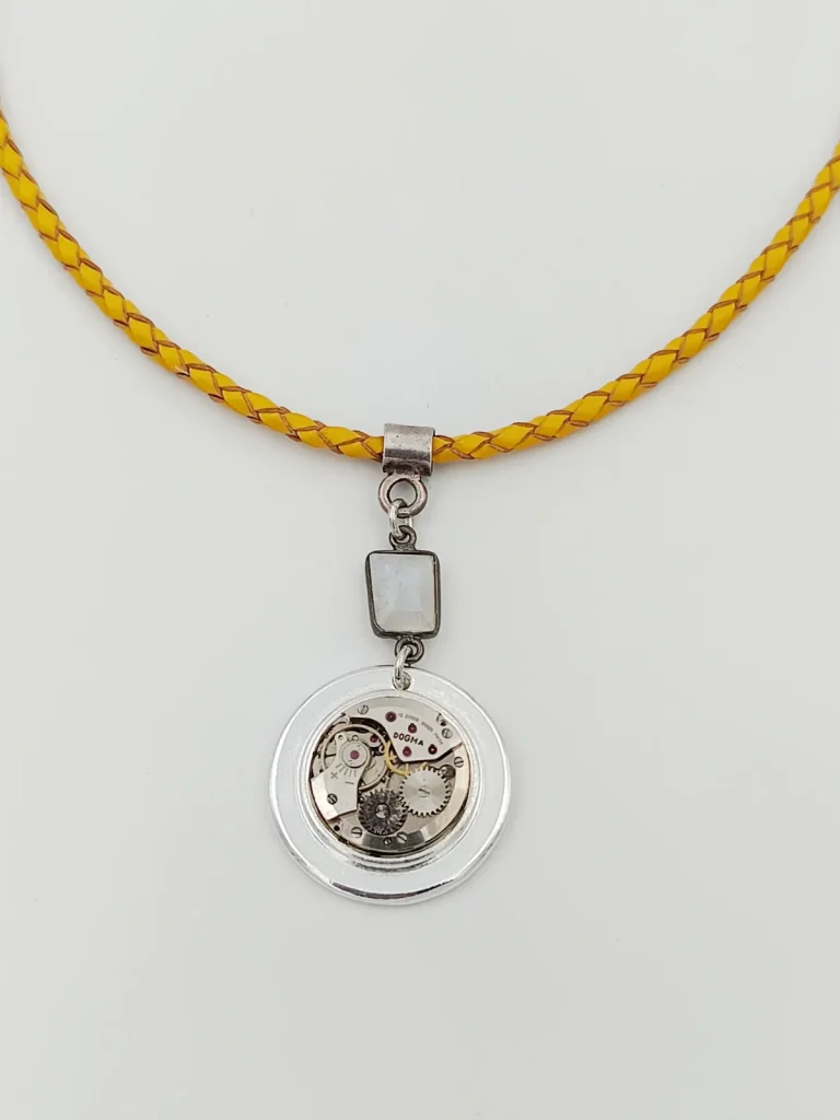 Collier argent cuir pierre de lune rubis montre