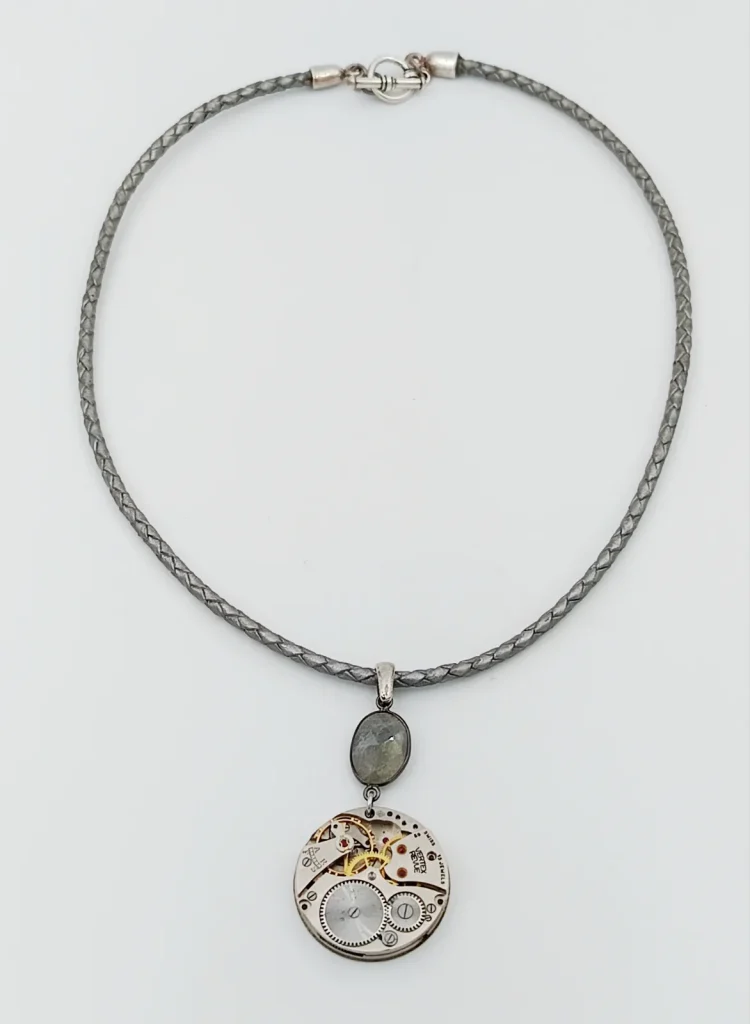Collier cuir argent pierre lune rubis montre
